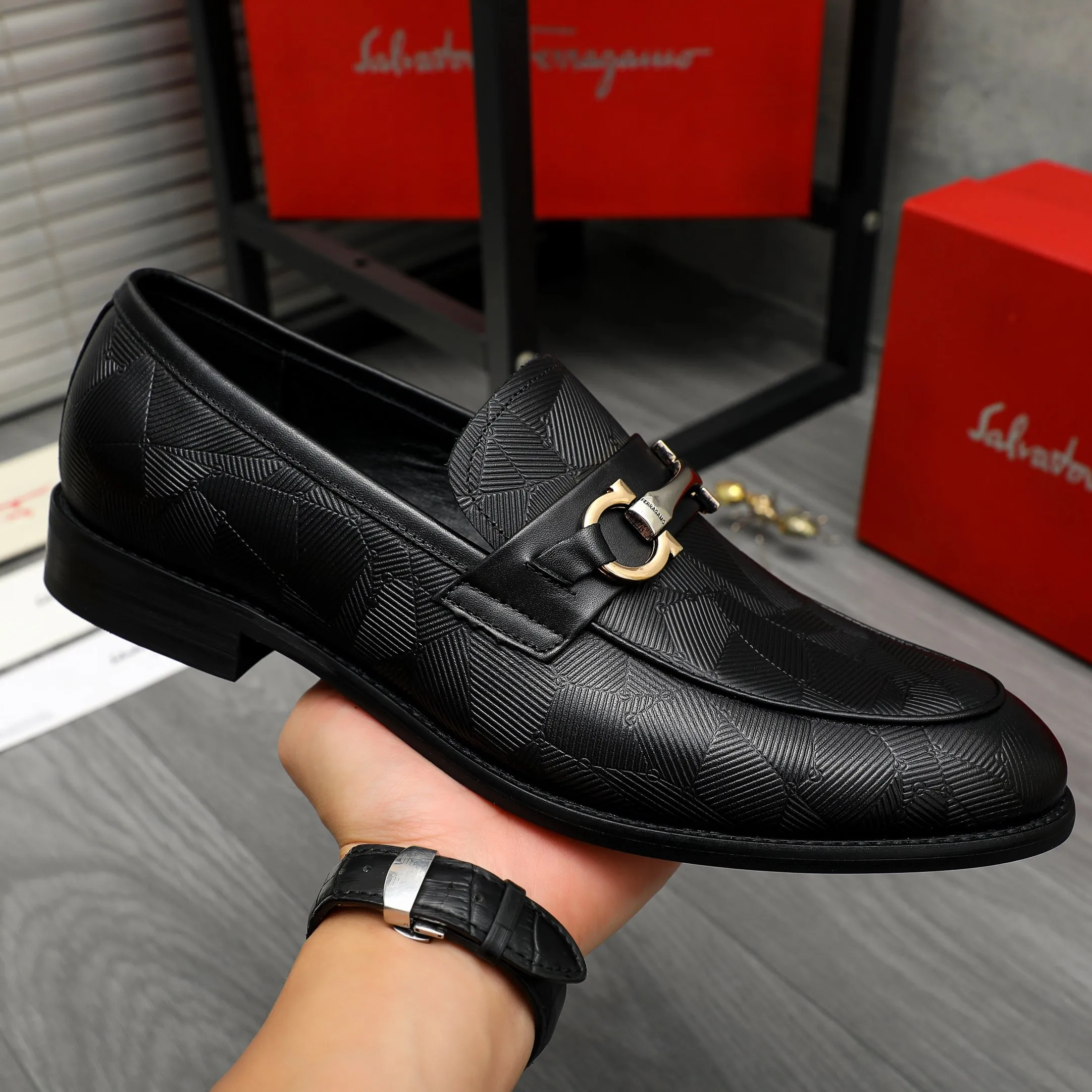 Men's shoes 💰420 Product trademark: Ferragamo " Ferragamo ] Business slip-on leather shoes Regular size: 39-45 (38.46 custom-made, non-returnable) Product materials: Selected vertical grain cowhide upper, sheepskin lining, original rubber outsole